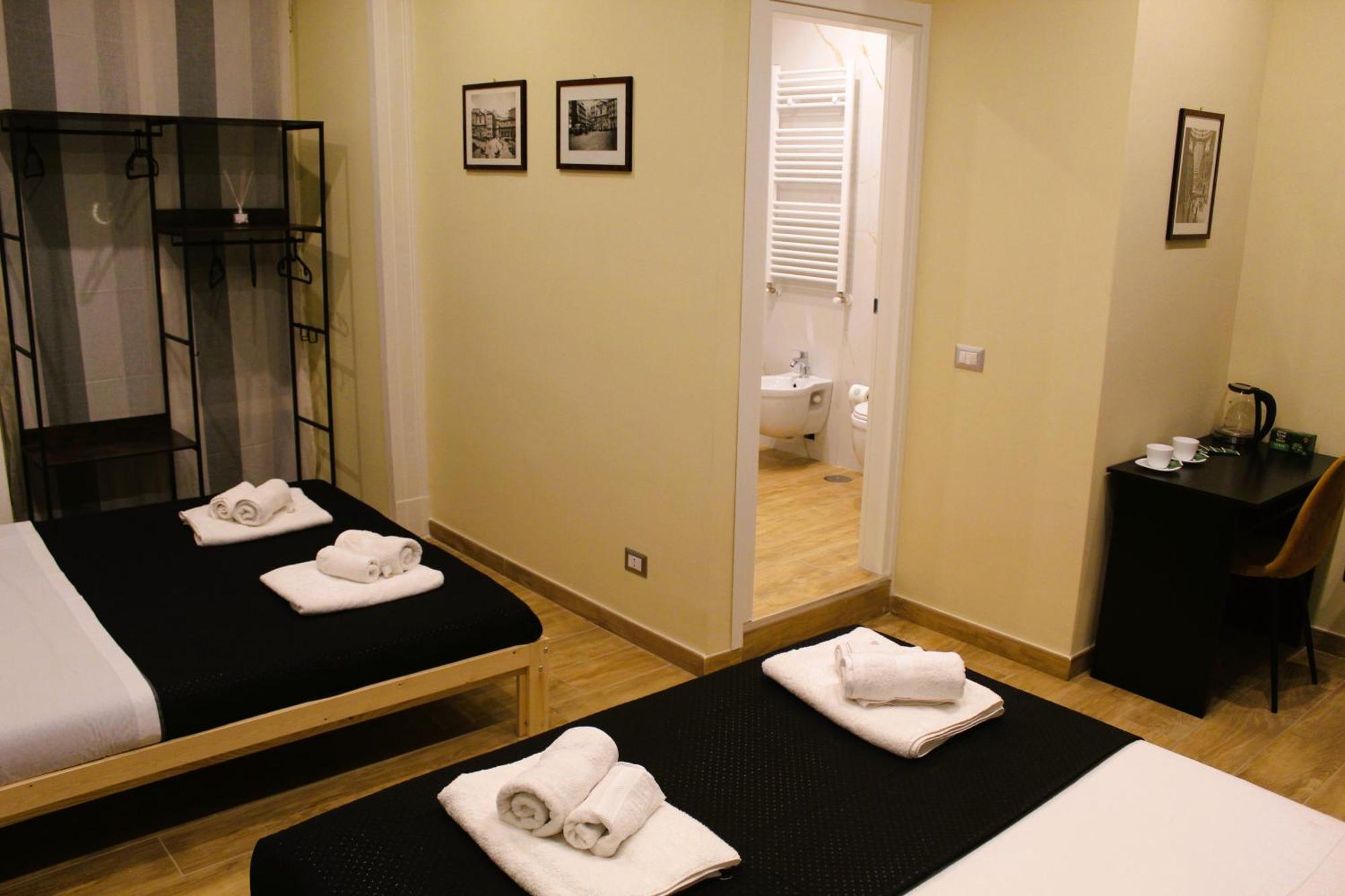 Blackwoody Contemporary Rooms - Napoli Centro Storico Via Toledo 外观 照片