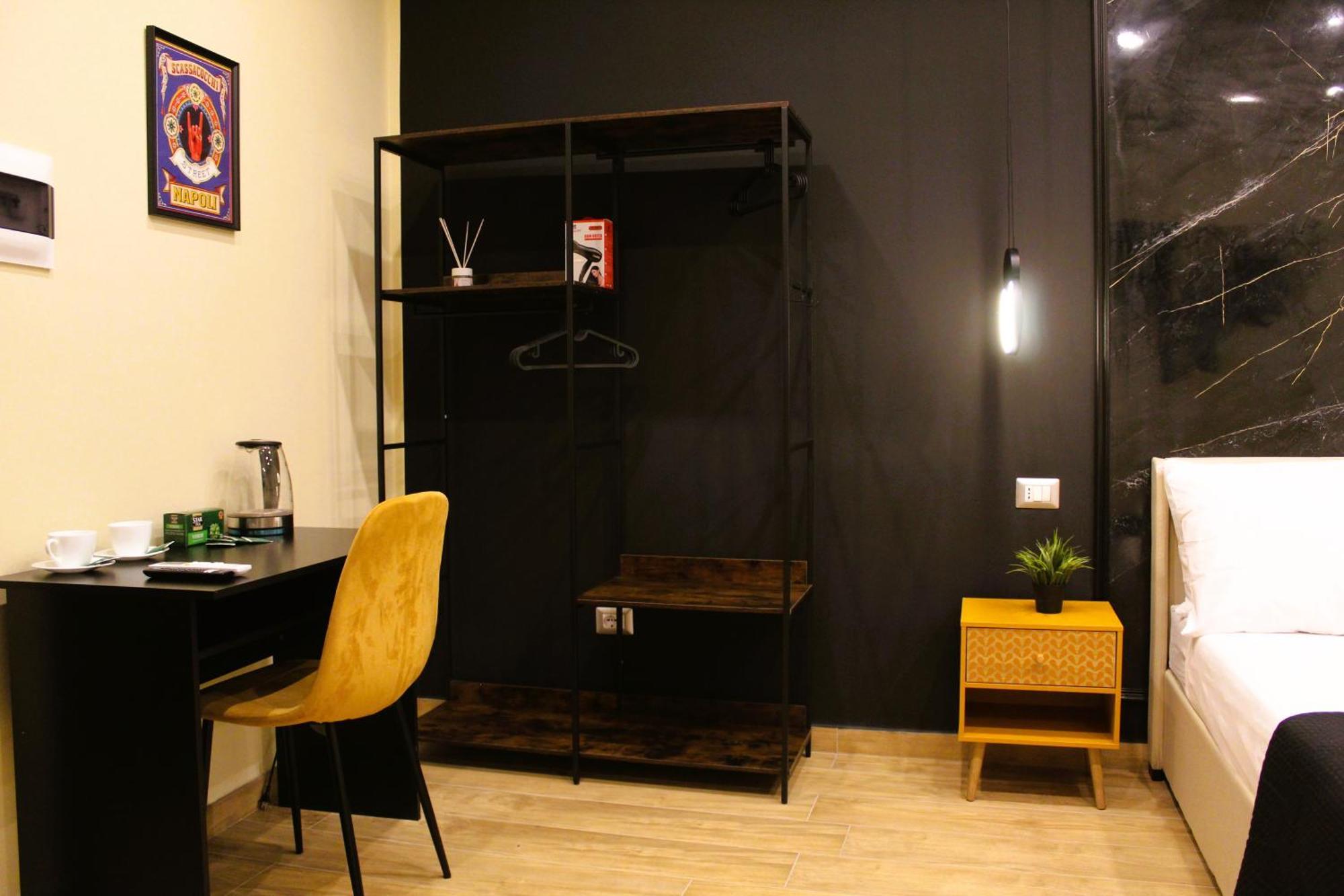 Blackwoody Contemporary Rooms - Napoli Centro Storico Via Toledo 外观 照片