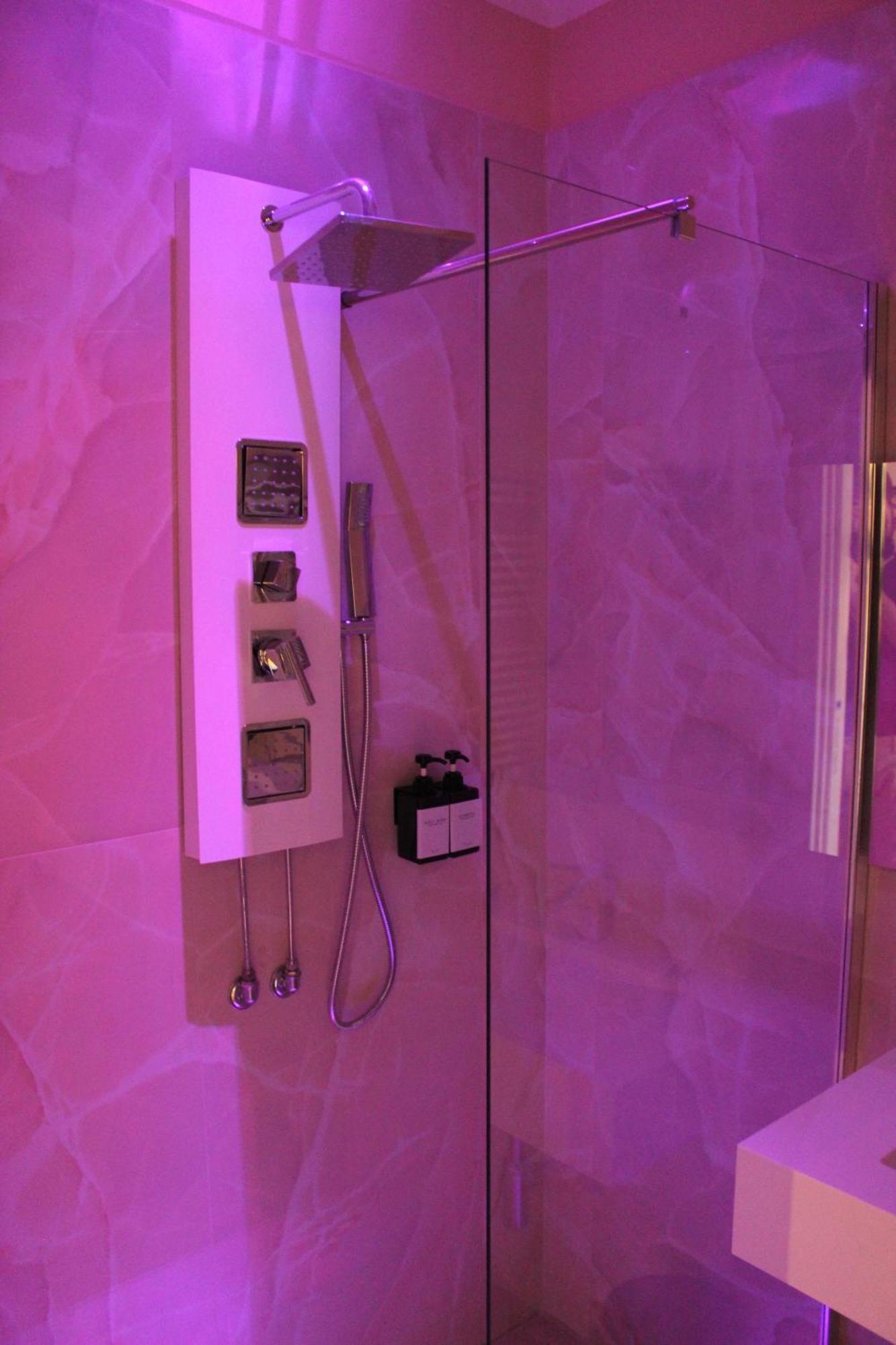 Blackwoody Contemporary Rooms - Napoli Centro Storico Via Toledo 外观 照片