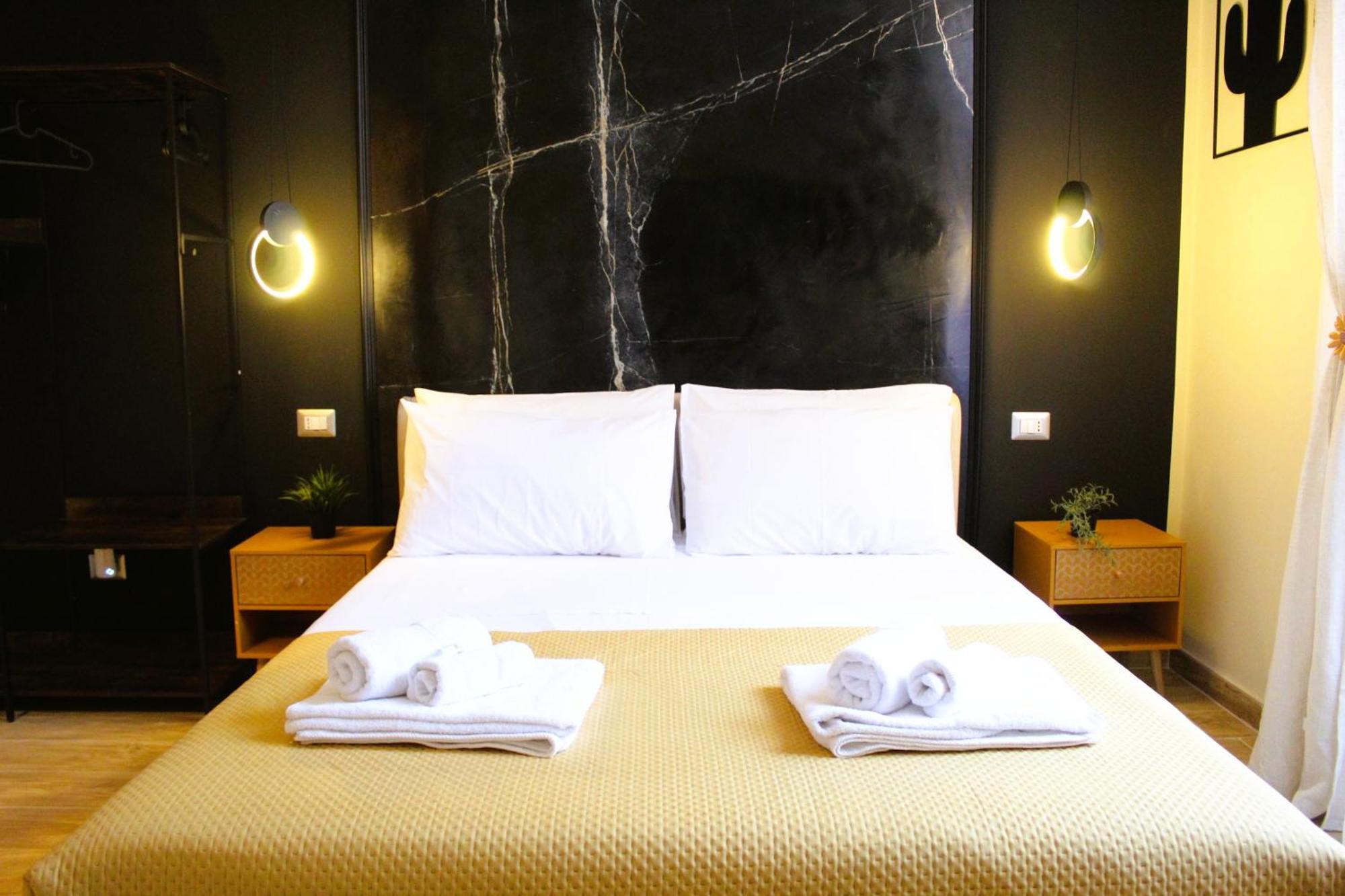 Blackwoody Contemporary Rooms - Napoli Centro Storico Via Toledo 外观 照片